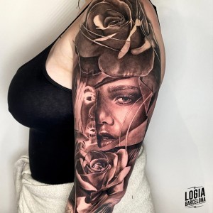 tatuaje_brazo_cara_mujer_rosas_logiabarcelona_javier_arcia    